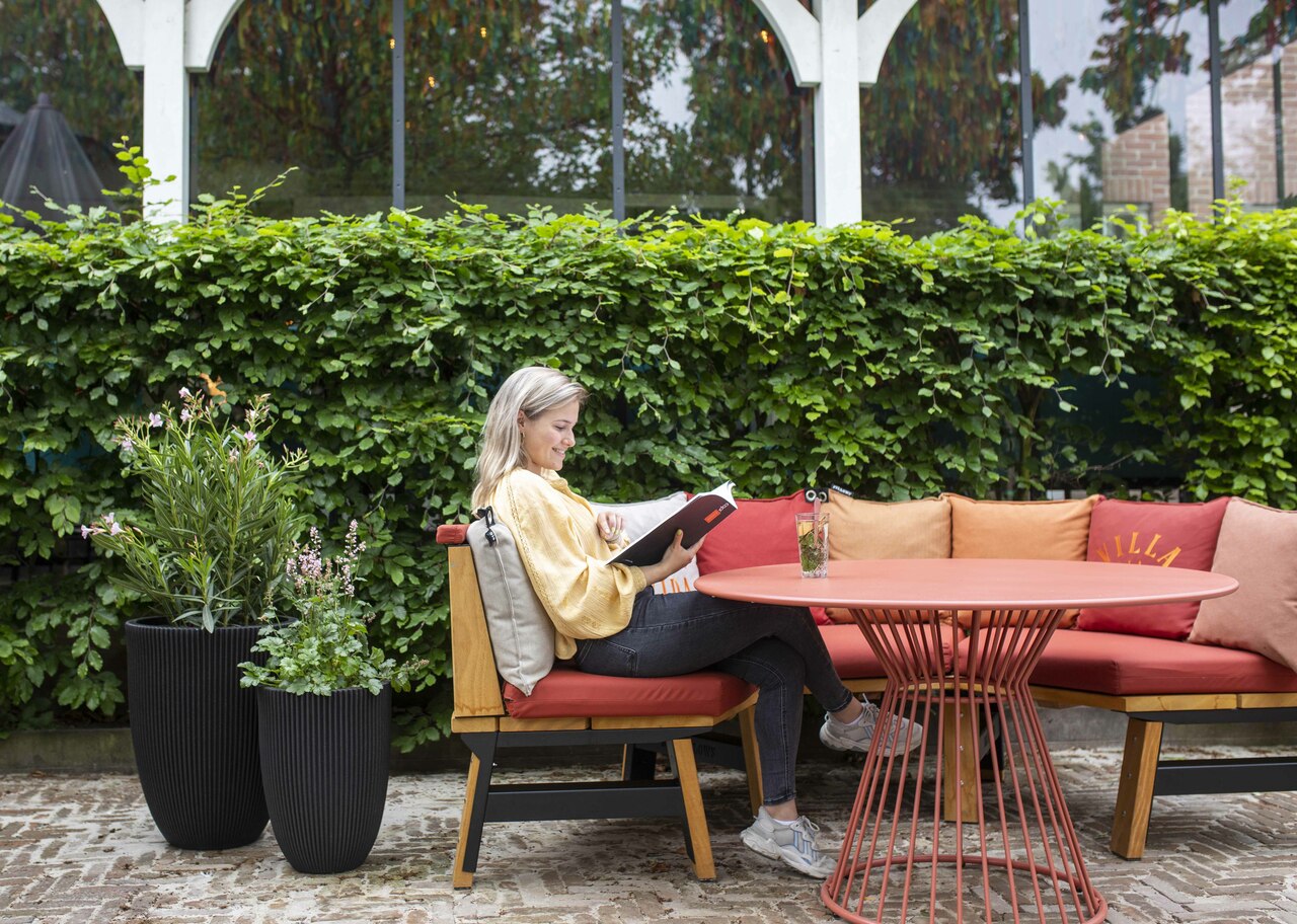 Vase elegant low Groove NL 46x58 melnais zelts