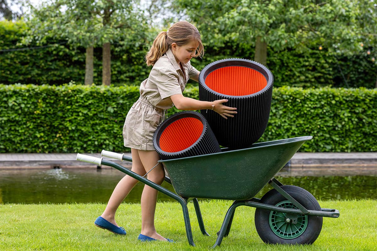 Vase elegant low Groove NL 46x58 melnais zelts