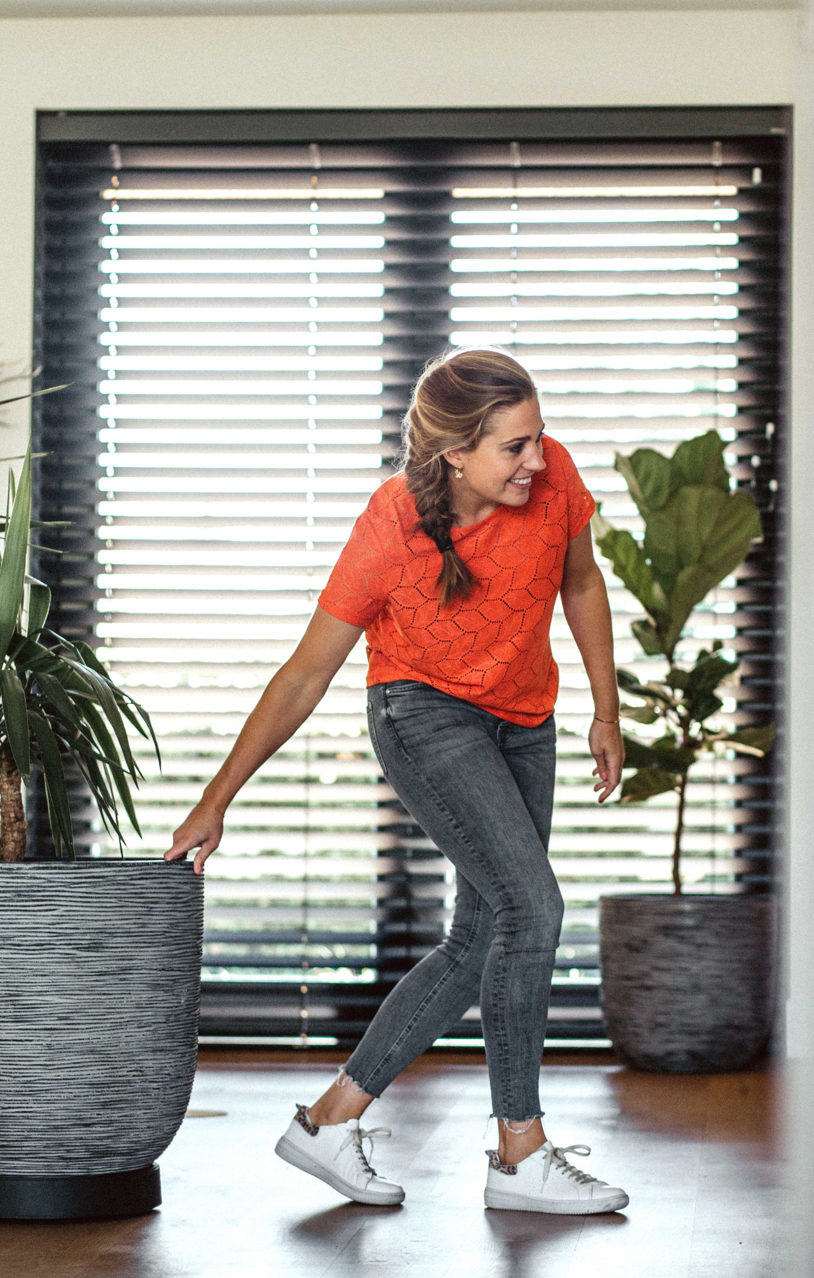 Apaļš poda paliktnis uz ritenīšiem 30x30 antracīta krāsā