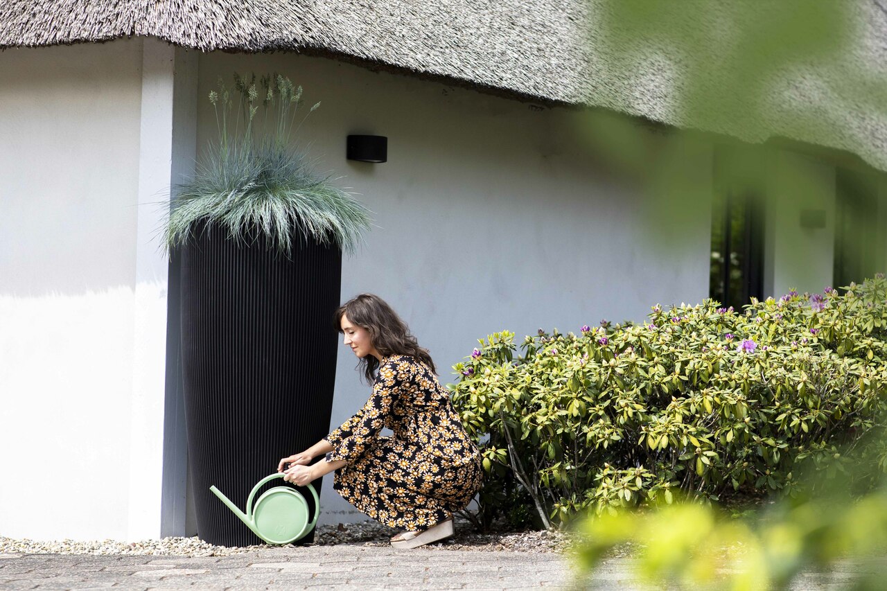 Lietus ūdens muca Groove 330L melna