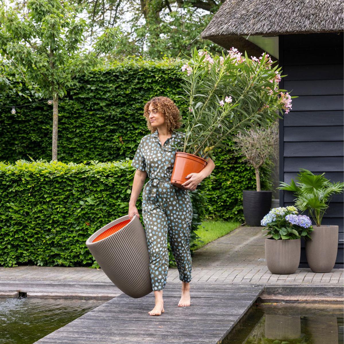 Vase elegant low Groove NL 46x58 melnais zelts